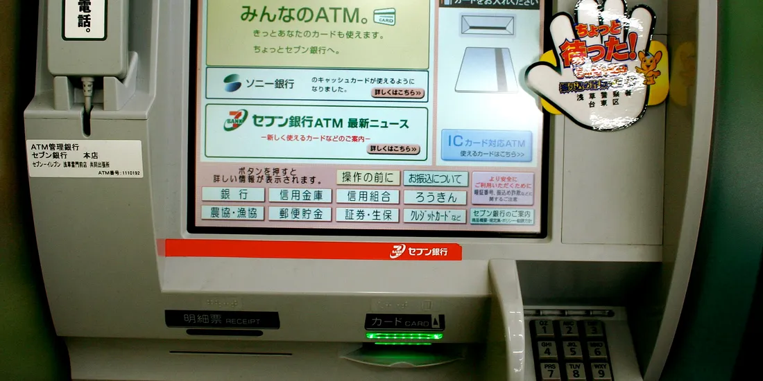 L’écran d’un distributeur de billets de la Seven Bank, dans une supérette 7-Eleven au Japon