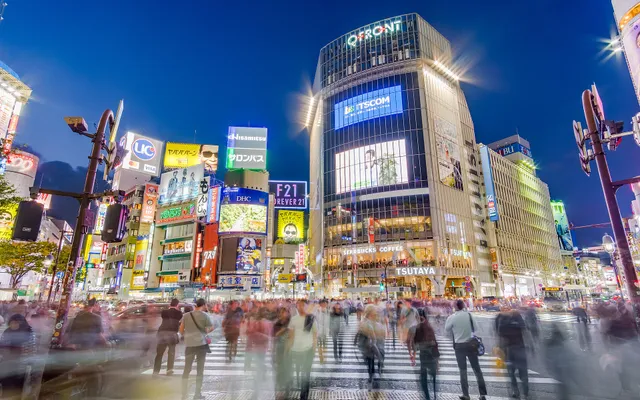 Le carrefour de Shibuya à Tokyo, la nuit