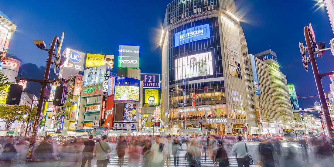 Le carrefour de Shibuya à Tokyo, la nuit