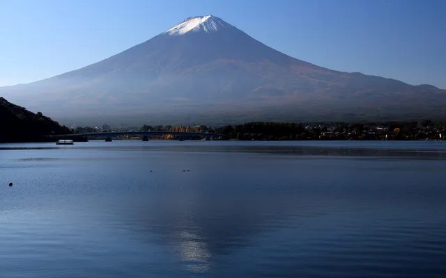 Le mont Fuji enneigé se reflétant dans le lac Kawaguchi au petit matin
