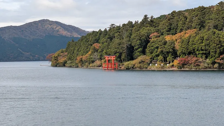 Le torii rouge de la Paix au bord du lac Ashi, à Hakone