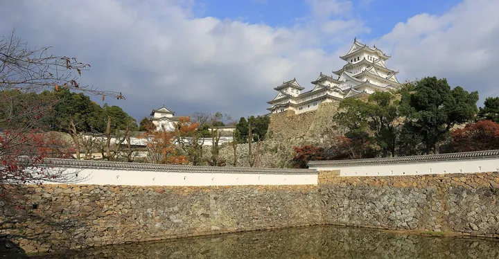 Le château blanc de Himeji au-dessus de ses remparts