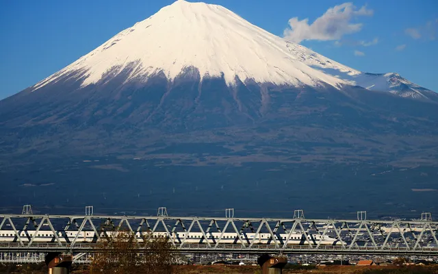 Un shinkansen passant au pied du mont Fuji