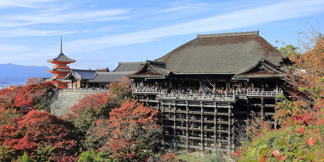 Le temple Kiyomizu-dera et sa terrasse en bois au milieu des érables rouges, à Kyoto