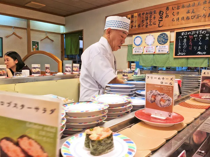 Un chef prépare des sushi derrière le comptoir d’un restaurant à Kyoto