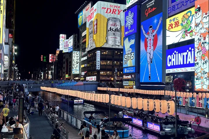 Le canal de Dotonbori et ses enseignes géantes, la nuit à Osaka