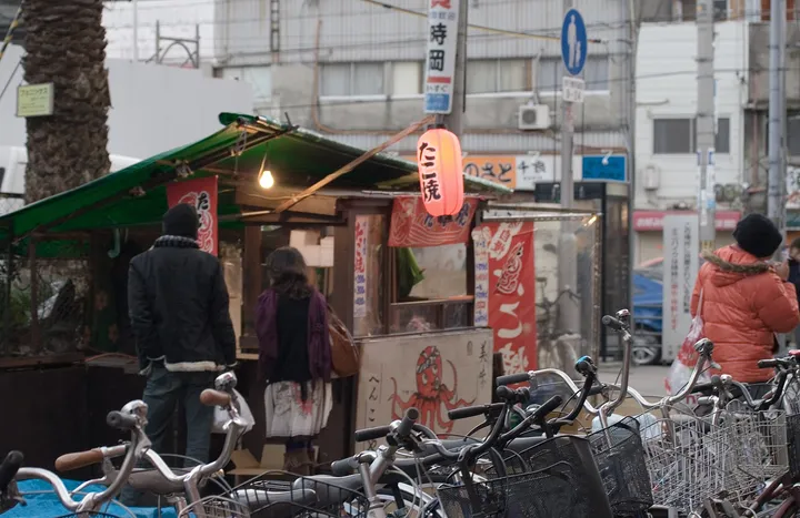 Un petit stand de takoyaki dans une rue d’Osaka