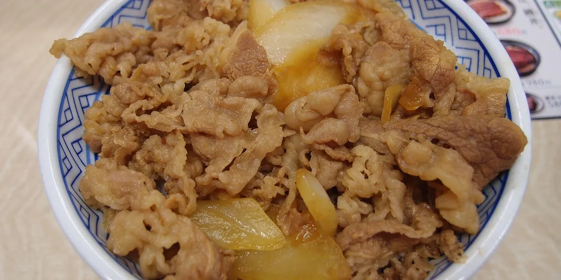 Un bol de gyudon, du riz garni de bœuf mijoté, dans un restaurant Yoshinoya à Tokyo
