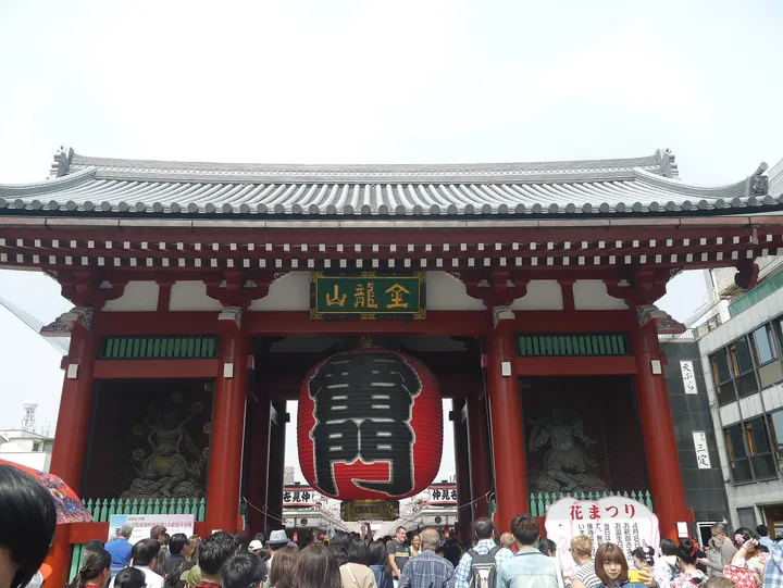 La porte Kaminarimon et sa grande lanterne rouge, à l’entrée du temple Senso-ji