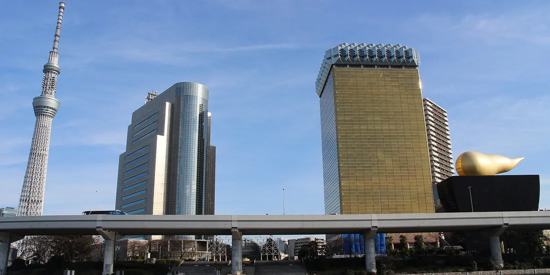 La tour Tokyo Skytree et les immeubles d’Asahi au bord de la rivière Sumida, à Tokyo